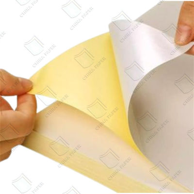 Giá tốt. Một mặt silicone phủ lớp giấy Glassine Roll màu vàng trắng cho sản xuất giấy nhãn trực tuyến